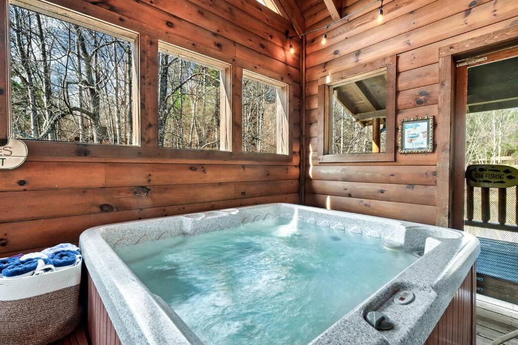 הוילה סביירוויל Spectacular Mtns Views With Private Hot Tub With Pool Table And Private Pond מראה חיצוני תמונה